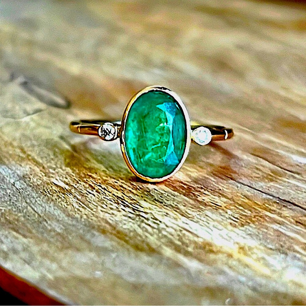 18KT Yellow Gold hallmarked oval Colombian emerald ring with two diamonds NEW